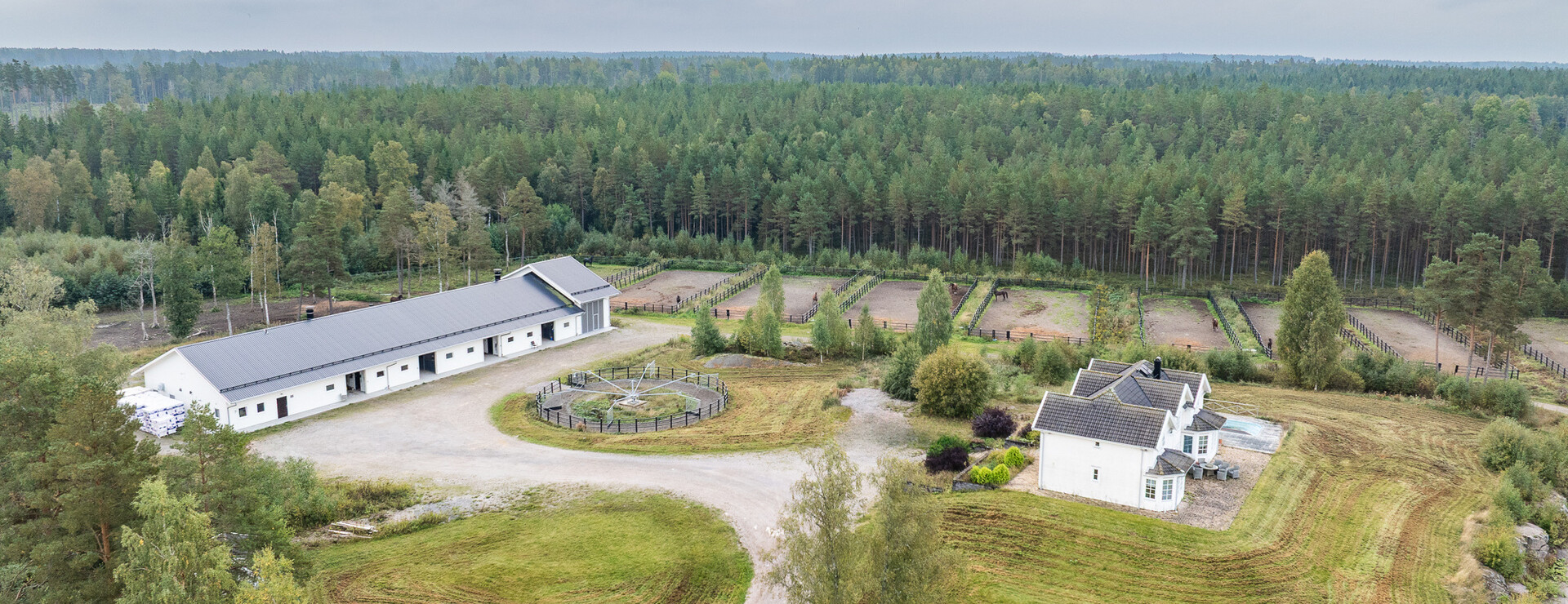 Vita gården - Komplett hästgård med boende