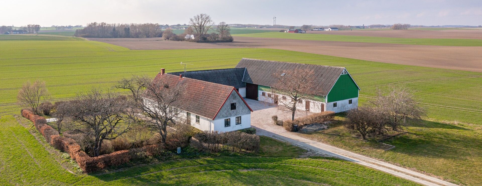 Lindby - Välskött gårdspärla med god åkermark