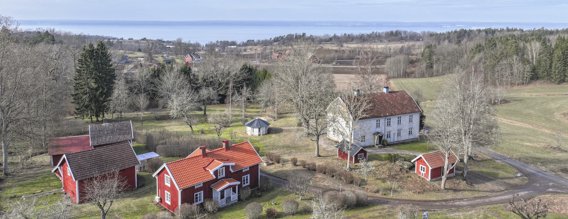 Ölmstads-Håknarp - Anrik gård med vätterutsikt