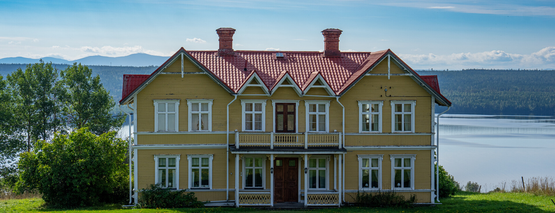 Alsen - Gårdsidyll med fjällutsikt