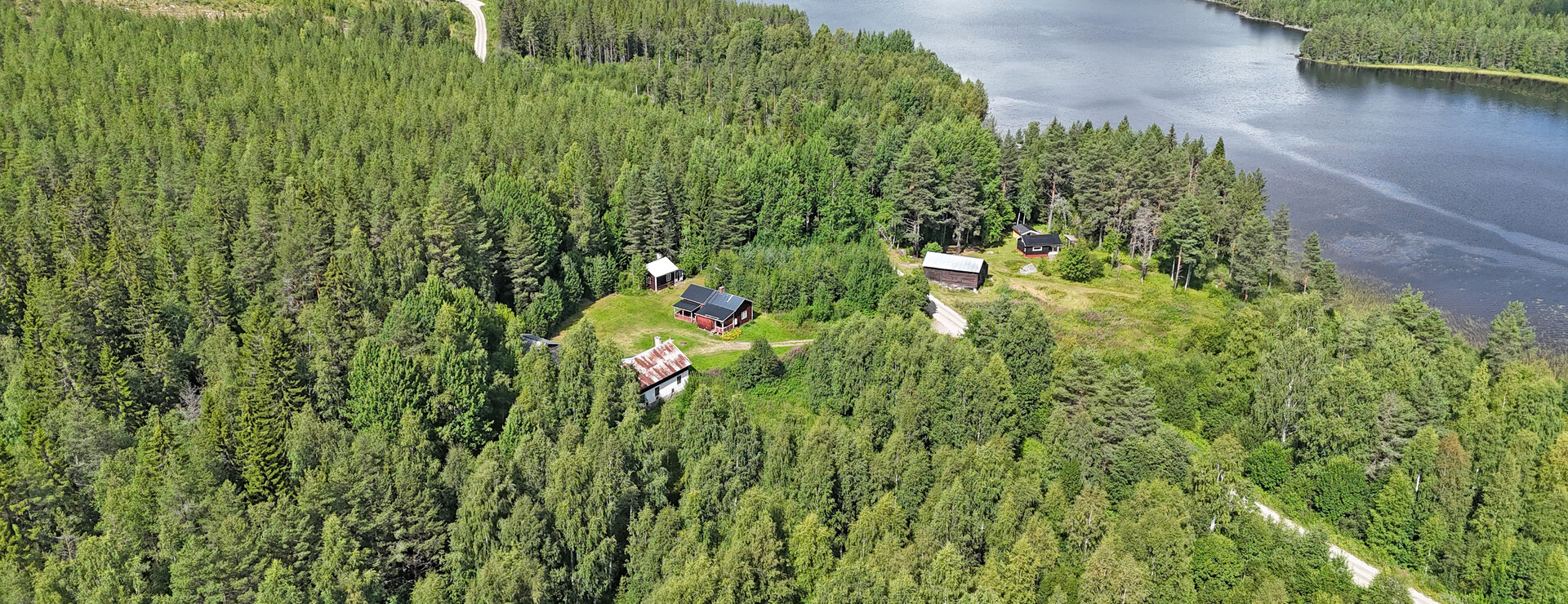 Oppli - Sjönära gård och skog